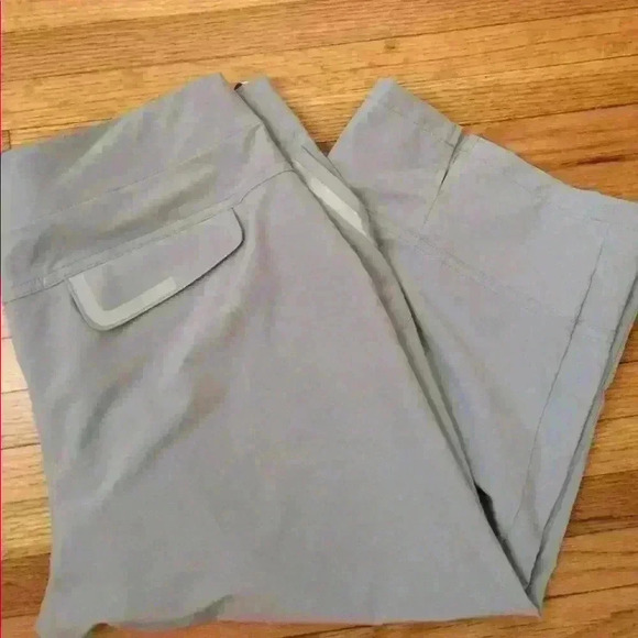 Izod golf capris with reflector pockets - Picture 5 of 7